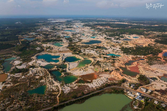 ▲인도네시아 방카벨리퉁 주에는 호수 같은 구덩이를 쉽게 발견할 수 있다. 과거 노천 주석 광산이었던 곳인데, 무분별한 채굴로 매장량이 바닥나면서 별도의 조치 없이 버려져 '죽은 땅'이 돼 버렸다. (출처: 나낭 수자나, 게코프로젝트)