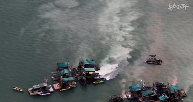 ▲펌프가 장착된 배 여러 척이 해저에서 뻘을 끌어올린 후, 물은 다시 방류하고 있다. (출처: 나낭 수자나)