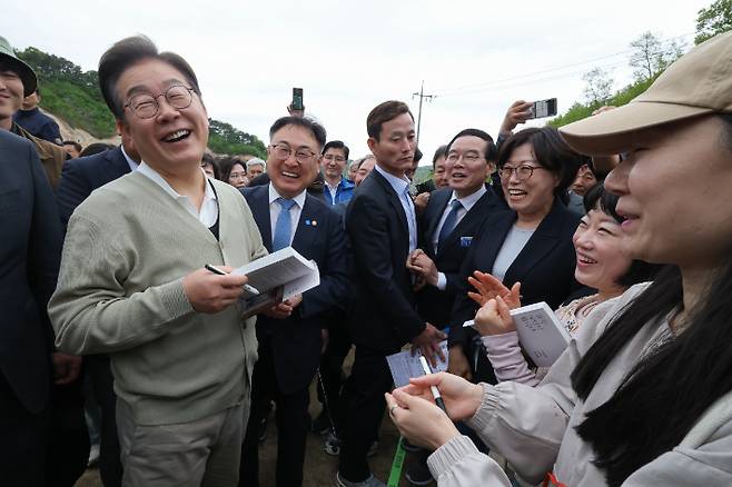 더불어민주당 이재명 대선 후보가 '골목골목 경청투어' : 국토종주편'에 나선 6일 충북 보은군 화훼농원 '숲결'에서 열린 충북 청년 농업인 간담회에 참석하며 지지자들과 인사하고 있다. 연합뉴스