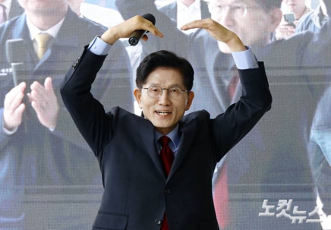 국민의힘 김문수 대선 후보가 14일 경남 사천시 항공정비업체인 한국항공서비스(KAEMS)를 방문해 직원들에게 하트를 만들어보이고 있다. 사천=황진환 기자