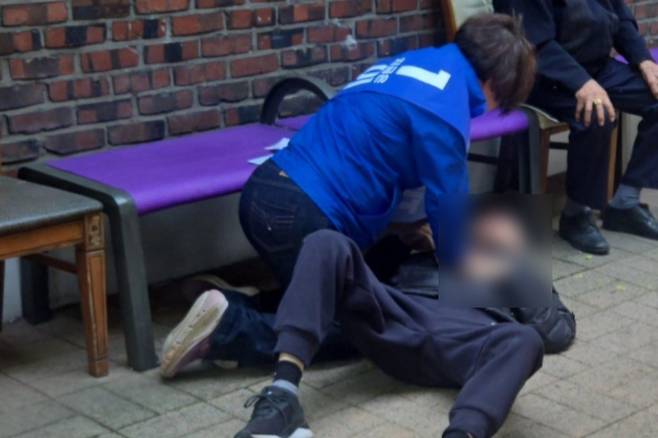 심정지로 쓰러진 어르신을 심폐소생술 중인 노연우 구의원. 서정배 동대문구 의용소장대장 제공