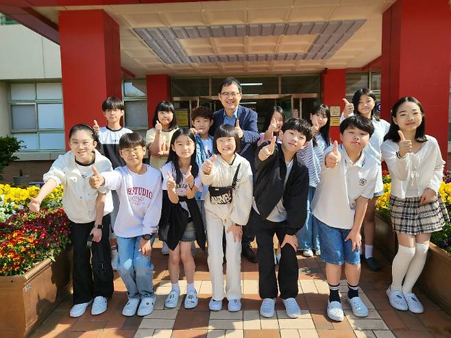 학생, 교직원, 학부모님들의 목소리에 귀 기울이며 학교 교육공동체를 따뜻하게 이끌어가는 최은호 교장. 울산광역시교육청 제공