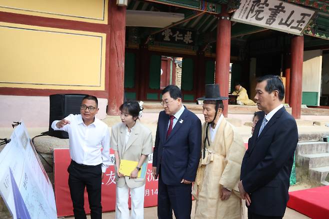 중국 난핑시 대표단이 14일 경주 옥산서원을 찾아 관계자로부터 서원의 역사와 유교문화의 전통, 주자학의 계승에 대한 설명을 듣고 있다. 경주시 제공