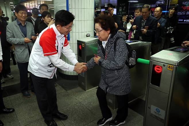 국민의힘 김문수 대선 후보가 15일 서울 구로구 신도림역을 찾아 시민에게 지지를 호소하며 인사하고 있다. 연합뉴스