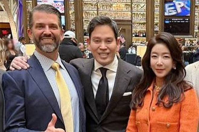 정용진 신세계그룹 회장과 부인 한지희 여사가 지난 1월 18일(현지시간) 미국 워싱턴DC에서 트럼프 주니어를 만나고 있다. 신세계그룹 제공