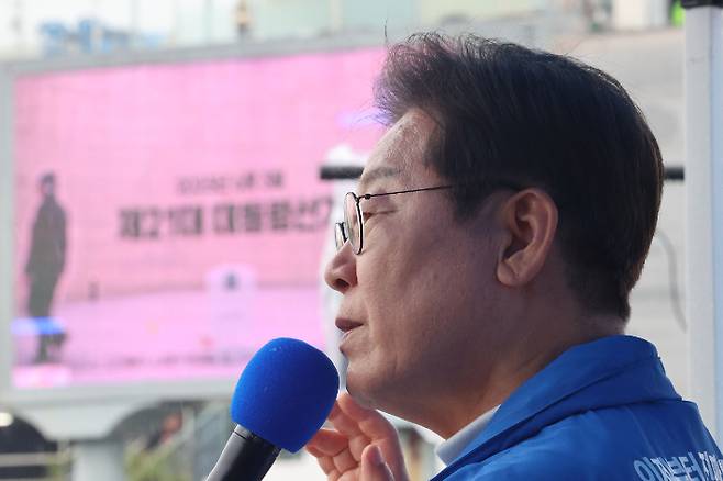 더불어민주당 이재명 대선 후보가 15일 전남 여수시 이순신광장에서 열린 집중유세에서 지지를 호소하고 있다. 연합뉴스