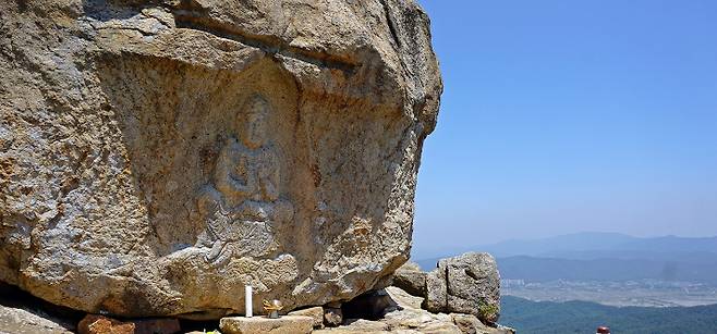 신선암 마애보살반가상. 경주시 제공