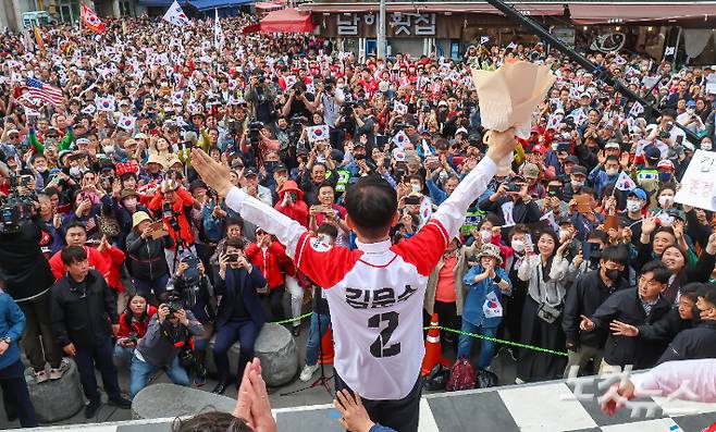 국민의힘 김문수 대선후보가 13일 부산 중구 자갈치 시장에서 지지를 호소하고 있다. 부산=황진환 기자
