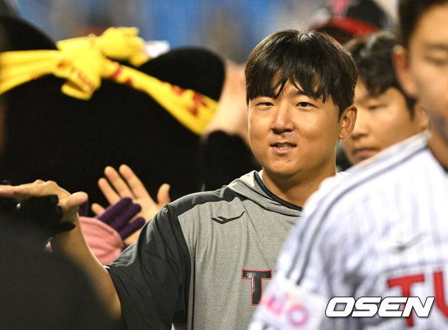[OSEN=잠실, 이대선 기자] 프로야구 LG 트윈스가 키움 히어로즈를 꺾고 5연승을 이어갔다.&nbsp;14일 서울 잠실구장에서 열린 키움 히어로즈와 경기에서 15안타를 터뜨리며 12-0으로 승리했다.&nbsp;선발투수 송승기는 6이닝 4피안타 2볼넷 5탈삼진 무실점으로 시즌 3승째를 기록했다.경기 종료 후 LG 송승기가 승리의 기쁨을 나누고 있다. 2025.05.14 /sunday@osen.co.kr