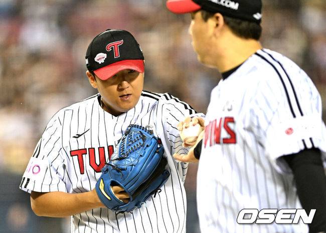 [OSEN=잠실, 이대선 기자] 14일 오후 서울 잠실야구장에서 2025 신한 SOL Bank KBO리그 LG 트윈스와 키움 히어로즈의 경기가 열렸다.LG는 송승기, 키움은 로젠버그를 선발 투수로 내세웠다.5회초 2사 1,2루에서 키움 카디네스를 플라이로 처리한 LG 송승기가 더그아웃으로 가며 김현수와 하이파이브를 하고 있다. 2025.05.14 /sunday@osen.co.kr