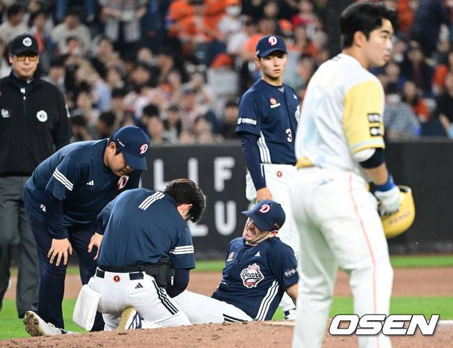 [OSEN=대전, 김성락 기자] 14일 대전 한화생명볼파크에서 ‘2025 신한 SOL Bank KBO리그’ 한화 이글스와 두산 베어스의 경기가 열렸다.이날 한화는 문동주, 두산은 잭로그를 선발로 내세웠다.4회말 1사 두산 선발 잭로그가 한화 문현빈의 강습타구에 발을 맞은 뒤 고통을 호소하고 있다. 2025.05.14 / ksl0919@osen.co.kr