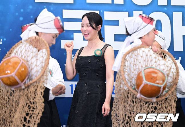 [OSEN=최규한 기자] 15일 오후 서울 상암동 스텐포드 호텔에서 JTBC 신규 프로그램 ‘딥 다이브 코리아: 송지효의 해녀 모험’(약칭 딥다이브) 제작발표회가 열렸다.딥다이브는 송지효가 제주에서 해녀 물질에 도전하고 그들과 진정한 유대감을 형성해 나가는 여정을 그린 다큐멘터리 프로그램이다. JTBC와 BBC 스튜디오의 첫 공동 제작 콘텐트이자 국내 방송사 중 최초로 BBC 스튜디오와 공동 제작한 사례로 많은 이들의 주목을 받고 있다.배우 송지효가 하도 해녀 합창단과 공연을 펼치고 있다. 2025.05.15 / dreamer@osen.co.kr