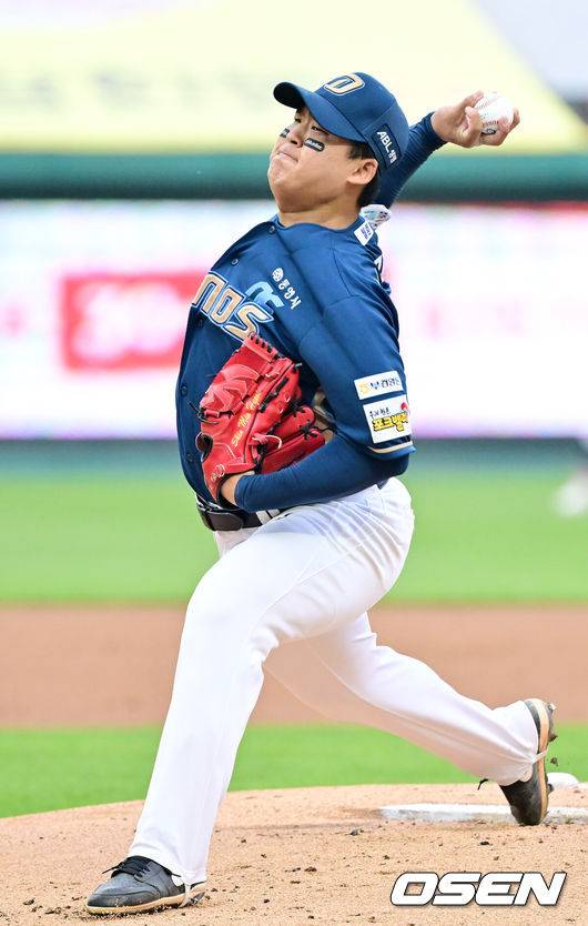 [OSEN=인천, 민경훈 기자] 15일 오후 인천 SSG랜더스필드에서 ‘2025 신한 SOL Bank KBO리그’ SSG 랜더스와 NC 다이노스의 경기가 열렸다.SSG는 앤더슨을, NC는 신민혁을 선발로 내세웠다.NC 선발 신민혁이 마운드 위에서 힘차게 공을 뿌리고 있다. 2025.05.15 / rumi@osen.co.kr