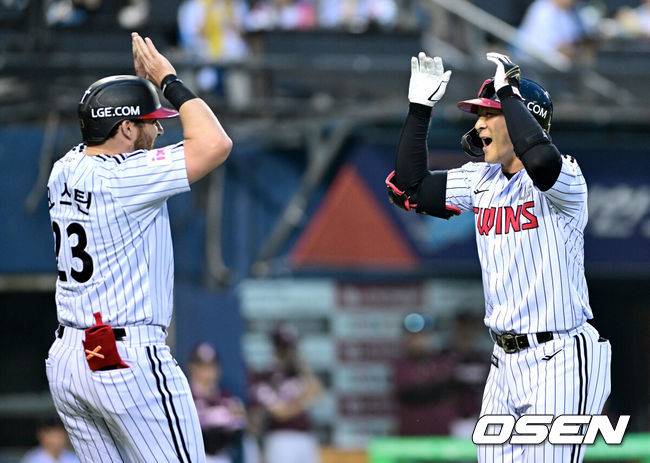 [OSEN=잠실, 최규한 기자] 15일 서울 잠실야구장에서 ‘2025 신한 SOL Bank KBO리그’ LG 트윈스와 키움 히어로즈의 경기가 열렸다.이날 홈팀 LG는 임찬규, 방문팀 키움은 하영민을 선발투수로 내세웠다.4회말 2사 1루 상황 LG 오지환이 선제 우월 투런포를 날리고 홈을 밟은 뒤 오스틴과 기뻐하고 있다. 2025.05.15 / dreamer@osen.co.kr