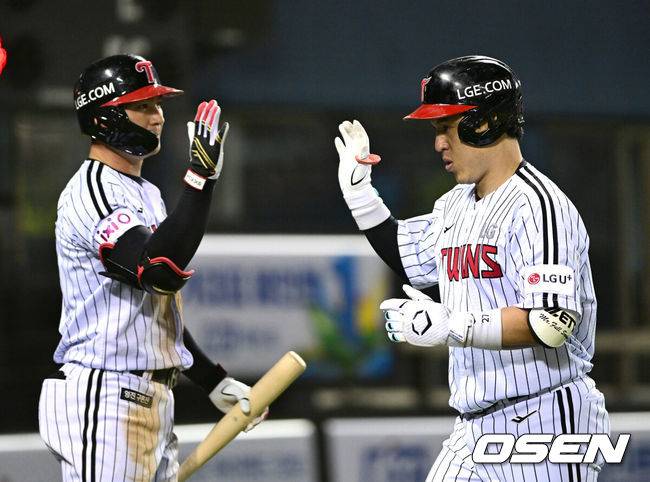 [OSEN=잠실, 최규한 기자] 15일 서울 잠실야구장에서 ‘2025 신한 SOL Bank KBO리그’ LG 트윈스와 키움 히어로즈의 경기가 열렸다.이날 홈팀 LG는 임찬규, 방문팀 키움은 하영민을 선발투수로 내세웠다.8회말 1사 주자없는 상황 LG 박동원이 달아나는 좌월 솔로포를 날리고 홈을 밟은 뒤 오지환과 기뻐하고 있다. 2025.05.15 / dreamer@osen.co.kr