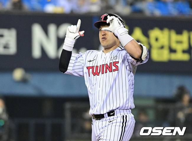 [OSEN=잠실, 최규한 기자] 15일 서울 잠실야구장에서 ‘2025 신한 SOL Bank KBO리그’ LG 트윈스와 키움 히어로즈의 경기가 열렸다.이날 홈팀 LG는 임찬규, 방문팀 키움은 하영민을 선발투수로 내세웠다.8회말 1사 주자없는 상황 LG 박동원이 달아나는 좌월 솔로포를 날리고 홈을 밟으며 기뻐하고 있다. 2025.05.15 / dreamer@osen.co.kr