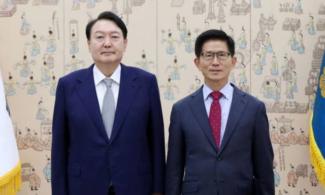 ▲김문수 국민의힘 대선 후보가 2022년 10월 경제사회노동위원회 위원장에 임명됐을 당시 윤석열 전 대통령과 기념촬영을 하고 있다. ⓒ연합뉴스