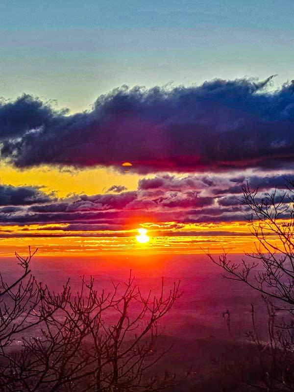 셰넌도어국립공원에서 맞는 일출. 스카이라인 드라이브 덕택에 큰 수고를 들이지 않아도 높은 고도에서 이를 즐길 수 있다. 악천후만 아니면 24시간 개방돼 있다.