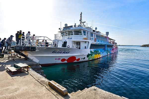 운진항과 가파도를 오가는 연락선 블루레이호. 10분 걸린다.