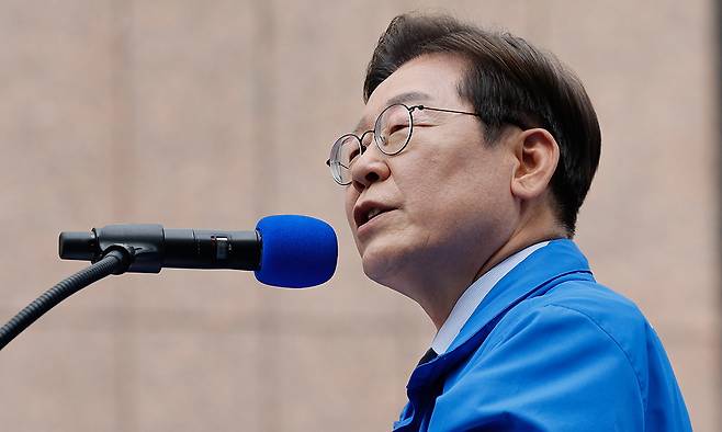 더불어민주당 이재명 대선 후보가 13일 대구광역시의 동성로 거리에서 집중 유세를 하고 있다. 공동취재사진