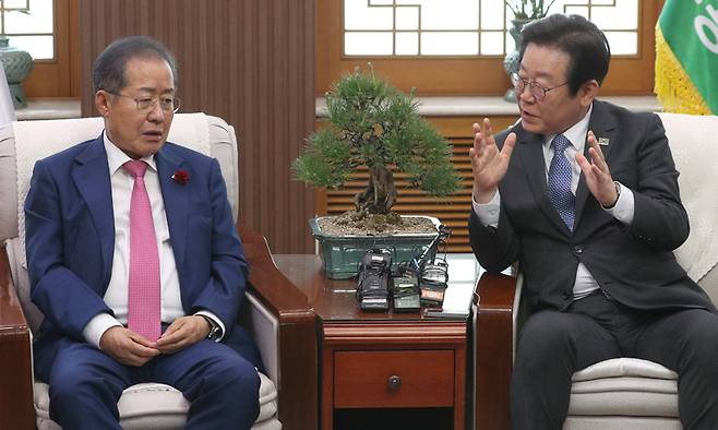 홍준표 전 대구시장(왼쪽),&nbsp;더불어민주당 이재명 대선후보. 연합뉴스