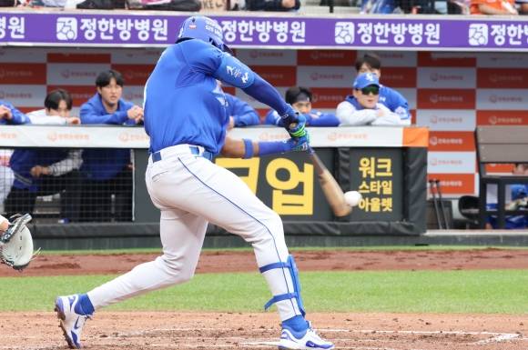 득점포 날리는 디아즈 - 득점포 날리는 디아즈     (대전=연합뉴스) 강수환 기자 = 6일 대전 한화생명볼파크에서 열린 프로야구 2025 신한 SOL 뱅크 KBO리그 삼성 라이온즈와 한화 이글스의 경기. 3회초 2사 1·2루 삼성 디아즈가 득점으로 이어지는 1루타를 날리고 있다. 2025.5.6     swan@yna.co.kr (끝)   <저작권자(c) 연합뉴스, 무단 전재-재배포, AI 학습 및 활용 금지>