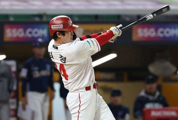 최정 ‘501번째야’ - 최정 ‘501번째야’      (인천=연합뉴스) 김성민 기자 = 14일 인천 SSG랜더스필드에서 열린 프로야구 2025 신한 SOL 뱅크 KBO리그 NC 다이노스와 SSG 랜더스의 경기. 8회말 2사 1루 SSG 최정이 2점 홈런을 치고 있다. 지난 13일 KBO 통산 500홈런을 기록한 최정은 오늘 홈런을 추가하며 501홈런을 달성했다.  2025.5.14     ksm7976@yna.co.kr (끝)   <저작권자(c) 연합뉴스, 무단 전재-재배포, AI 학습 및 활용 금지>