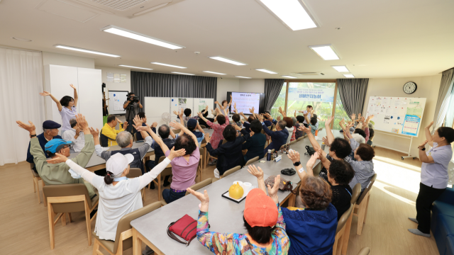실버인지놀이지도사 과정 수료자들이 지역 경로당에서 사회 공헌 활동에 참여하고 있다. 과천일자리센터 제공