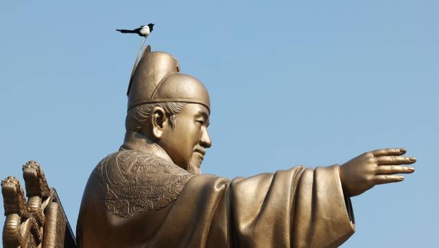 서울 광화문광장 세종대왕 동상에 까치가 잠시 내려앉아 있다. 연합뉴스