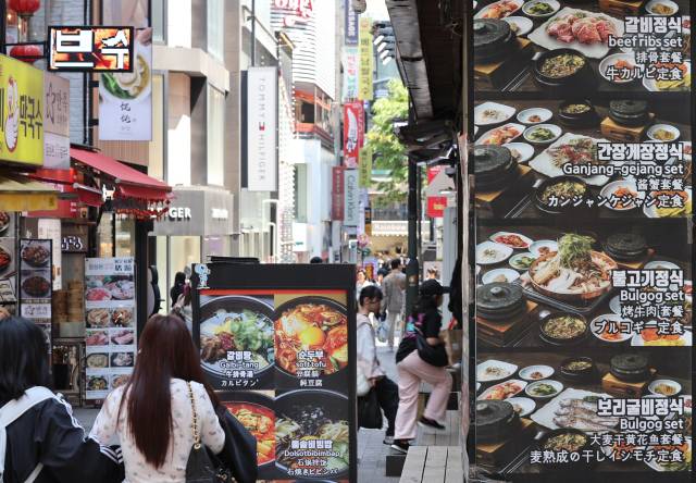 지난달 28일 서울 명동 거리에 외국인 관광객을 위한 간판이 늘어서 있다. 연합뉴스
