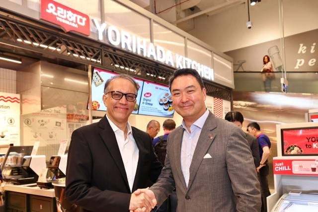 싱가포르 '롯데마트 익스프레스'의 델리 특화 매장 '요리하다 키친'에서 악수를 나누고 있는 강성현 롯데마트·슈퍼 대표이사와 비풀 차울라(Vipul Chawla) NTUC 페어프라이스 대표이사. 사진 제공=롯데마트
