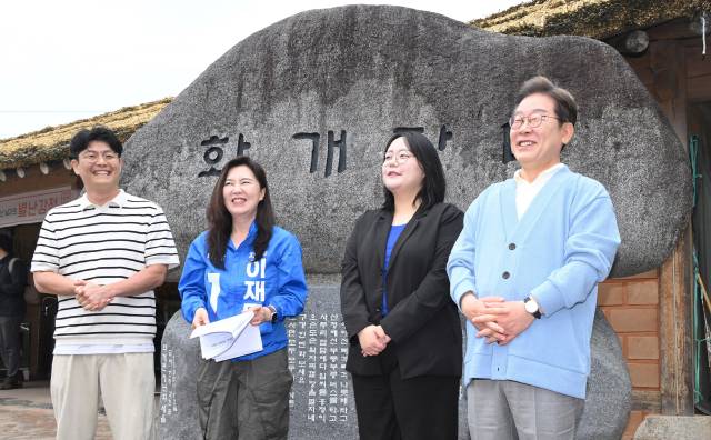 이재명(오른쪽) 더불어민주당 대선 후보가 15일 경남 하동군 화개장터 노래비 앞에서 유튜브 방송 촬영을 하고 있다. 하동=오승현 기자