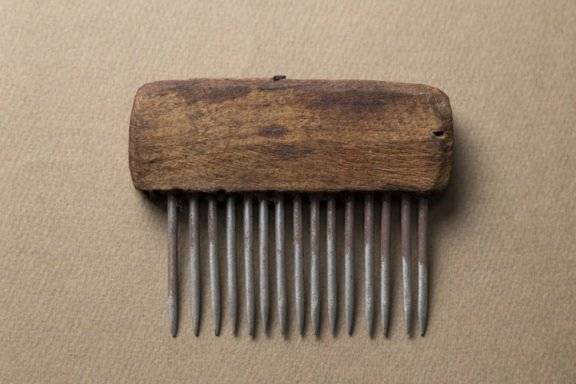 심가리빗: 빗발을 두꺼운 철로 만들어 쇠심줄을 두들겨 째는 도구. 부천활박물관