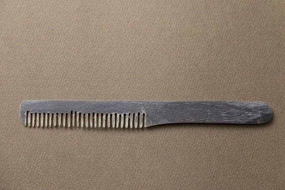 심놓이빗: 활채에 쇠심줄을 붙일 때 사용하는 뿔로 만든 빗. 부천활박물관