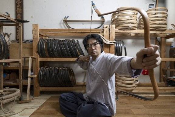 국가무형문화재 제47호 궁시장 초대 보유자(1971년 인정) 고 김장환 선생과 제자인 부친(고 김박영 궁장)의 뒤를 이은 국가무형유산 궁시장 보유자(2021년 인정) 김윤경 씨.