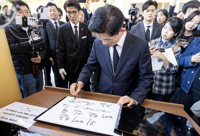 김문수 국민의힘 대선후보가 5월12일 오후 국립대전현충원을 방문해 방명록을 쓰고 있다. ⓒ시사IN 조남진