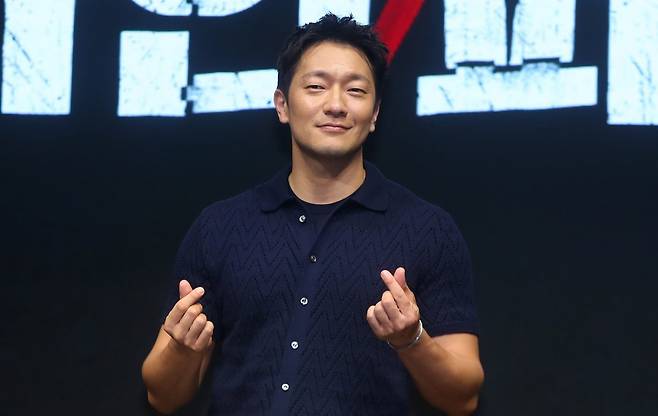 [서울=뉴시스] 김혜진 기자 = 배우 손석구가 14일 오전 서울 종로구 JW메리어트 동대문에서 열린 디즈니+ 오리지널 시리즈 ‘나인 퍼즐’ 제작발표회에서 포즈를 취하고 있다. 2025.05.14. jini@newsis.com