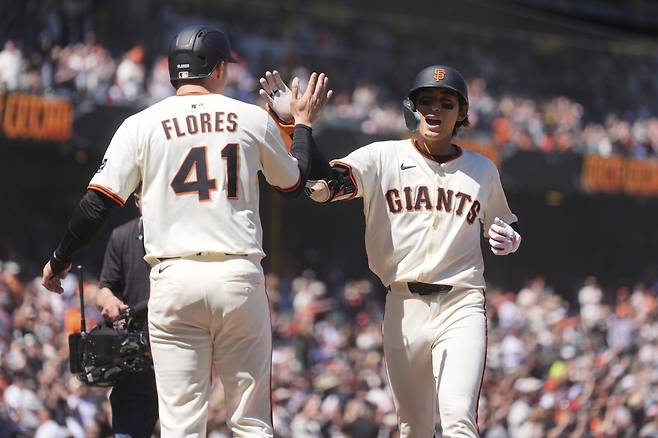 이정후(오른쪽)가 15일(한국시간) 미국 캘리포니아주 샌프란시스코의 오라클 파크에서 열린 2025 미국프로야구(MLB) 애리조나 다이아몬드백스전 7회말에 2점홈런을 터트린 뒤 팀 동료 윌머 플로레스와 세리머니를 하고 있다. 시즌 6호 홈런을 만든 이정후는 두 자릿수 홈런까지도 바라볼 수 있게 됐다. 샌프란시스코(미 캘리포니아주) ｜AP뉴시스