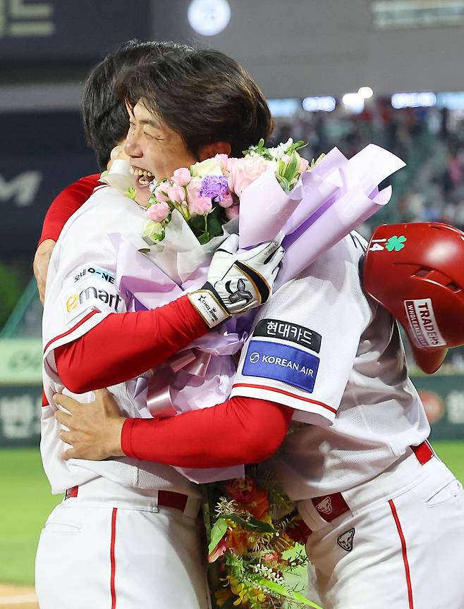 SSG 김광현(오른쪽)이 13일 KBO리그 최초 통산 500홈런을 달성한 최정을 포옹하며 기쁨을 나누고 있다. 연합뉴스