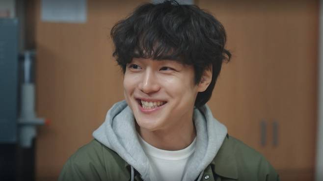 엄재일 역의 강유석.