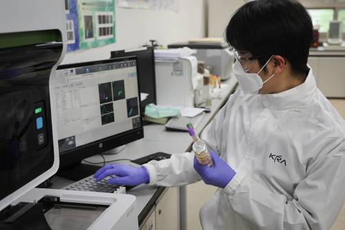 말 혈액을 분석 중인 모습