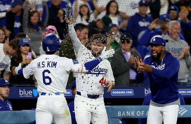 ▲ 더그아웃에서 축하받는 김혜성 ⓒ연합뉴스