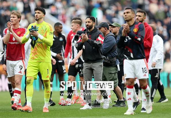 영국 매체 ‘이브닝스탠다드뉴스’는 "게리 네빌이 토트넘과 유럽축구연맹(UEFA) 유로파리그 결승전을 앞두고 불안한 느낌을 받았다. 유로파리그 결승전에서 토트넘이 맨체스터 유나이티드보다 우위라고 평가했다. 현재 맨체스터 유나이티드 선수 중 토트넘 1군 팀에 뛸 선수는 브루노 페르난데스 1명 뿐이라고 말했다”라고 보도했다. 실제&nbsp;네빌은 “이들을 맨유의 선수들과 일대일로 비교했을 때, 유일하게 브루노 페르난데스만 토트넘 선발에 들어갈 수 있을 것이다. 토트넘 선수들이 맨체스터 유나이티드보다 훨씬 좋은 경기력이다. 지금만 본다면 난 토트넘 선수들을 선택하겠다”이라고 강조했다.