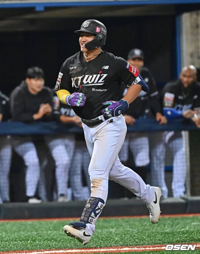 그라운드를 돌고 있는 안현민.