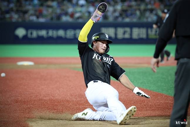 주루를 하고 있는 안현민.  /사진=KT 위즈