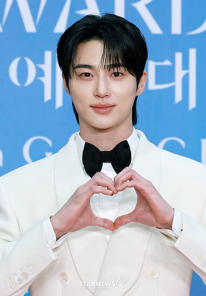 (서울=뉴스1) 김진환 기자 = 배우 변우석이 어린이날인 5일 오후 서울 강남구 코엑스에서 열린 '61회 백상예술대상' 레드카펫에서 포즈를 취하고 있다. 2025.5.5/뉴스1  Copyright (C) 뉴스1. All rights reserved. 무단 전재 및 재배포,  AI학습 이용 금지. /사진=(서울=뉴스1) 김진환 기자