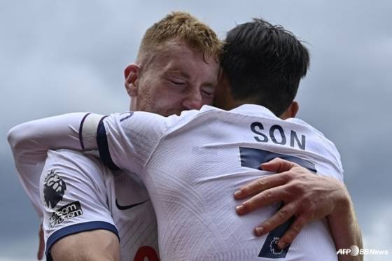 데얀 클루셉스키(왼쪽)가 손흥민을 끌어안고 있다. /AFPBBNews=뉴스1