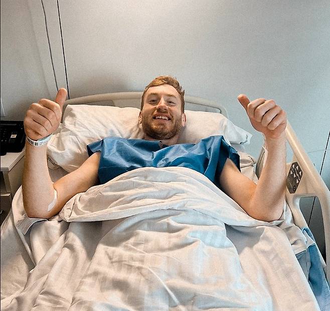 토트넘 홋스퍼는 14일(한국시간) 구단 공식 홈페이지를 통해 데얀 쿨루셉스키가 오른쪽 슬개골 부상을 당해 수술을 받았다고 발표했다. 토트넘 핵심 미드필더 쿨루셉스키는 지난 11일 크리스털 팰리스와의 2024-25시즌 프리미어리그 36라운드 홈경기에서 부상을 입어 수술대에 올랐다. 슬개골 부상으로 인해 쿨루셉스키는 다가오는 맨체스터 유나이티드와의 유럽축구연맹(UEFA) 유로파리그 결승전에 출전하지 못하게 됐다. 토트넘 SNS