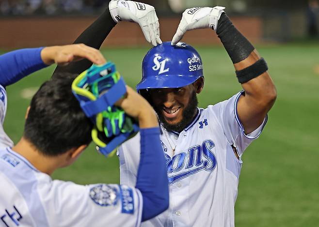 삼성 라이온즈 르윈 디아즈가 14일 포항 KT 위즈전에서 홈런을 친 뒤 세리머니하고 있다. 삼성 라이온즈