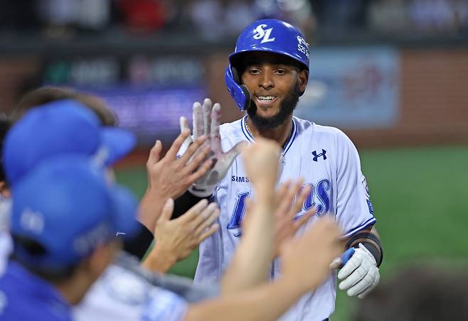 삼성 라이온즈 르윈 디아즈가 14일 포항 KT 위즈전에서 홈런을 친 뒤 하이파이브하고 있다. 삼성 라이온즈